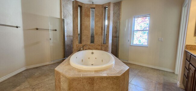 Building Photo - Spacious 5-Bedroom Home in Gated Las Vegas Community