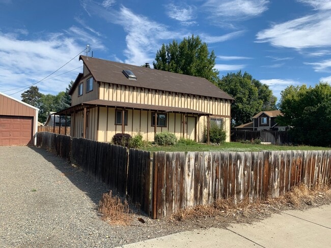 Building Photo - Custom 3 Bedroom Home for Rent
