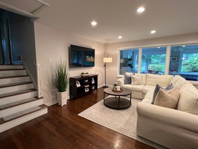 Building Photo - 4173 Oak Forest Dr NE