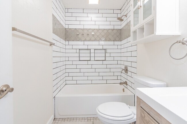 Building Photo - 810 W Minnehaha St