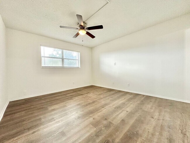 Building Photo - 7900 Fairview Dr