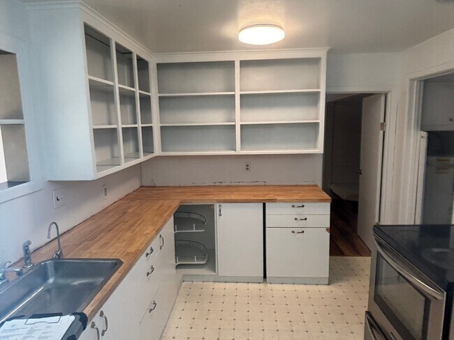 Building Photo - 48015 W 2nd St