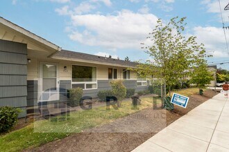 Building Photo - One Bedroom Apartment Available - Montavil...