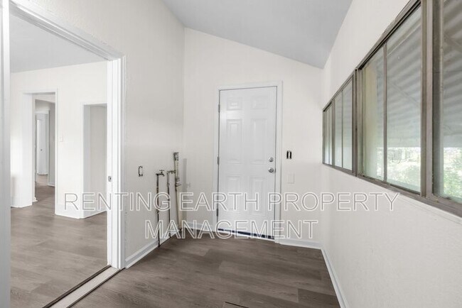 Building Photo - 608 Fulton Ave SW