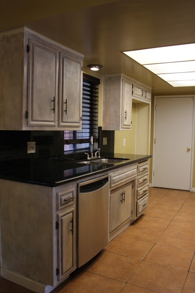 Building Photo - 6509 Kearsarge Way