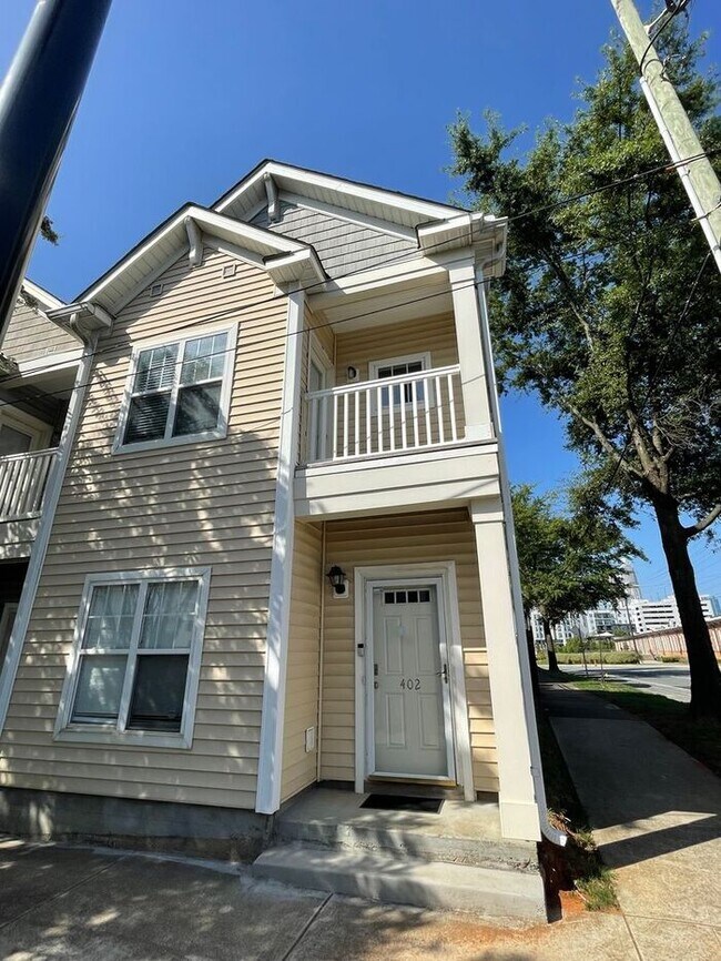 Building Photo - 2BR Townhome w/ Deeded Parking, In-Unit W/D, Patio in Optimist Park