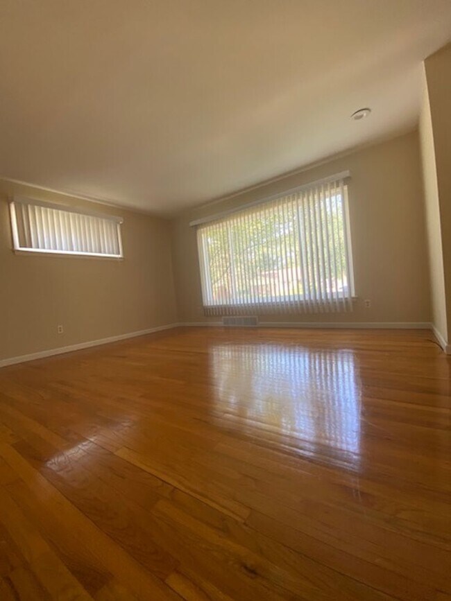 Building Photo - ADORABLE 3 BED 1 BATH RANCH IN LIVONIA ---...