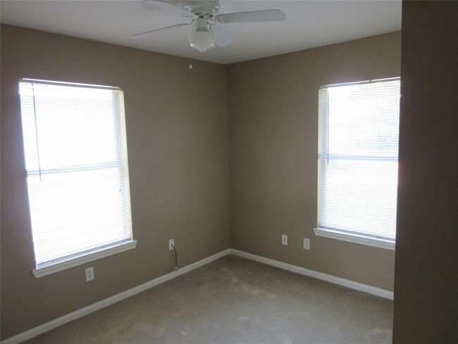 Building Photo - 5237 Pinewood Terrace