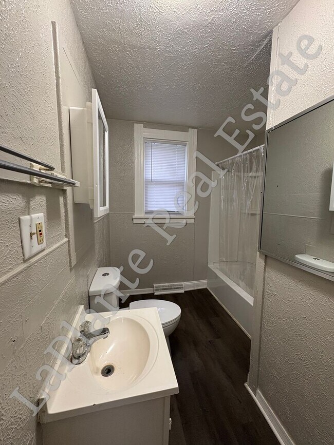 Building Photo - Welcome to this Charming 3-Bedroom Home Ne...