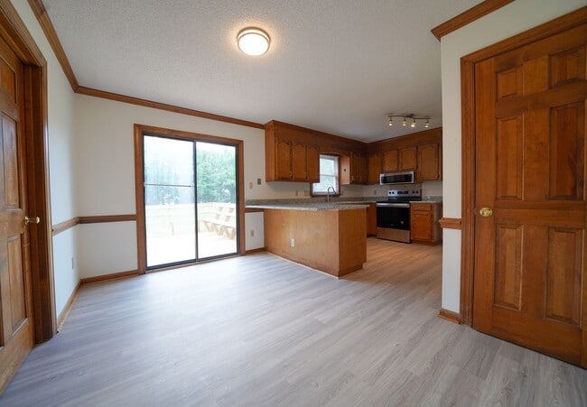 Building Photo - UNCC Area.  2 story 4 BR 2 1/2 BA Large Fe...