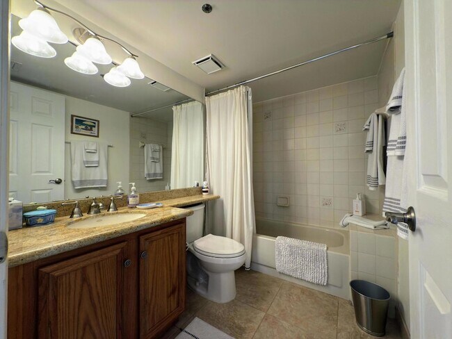 Building Photo - 700 Uno Lago Dr