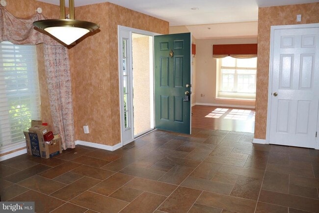 Building Photo - 323 Country Club Dr