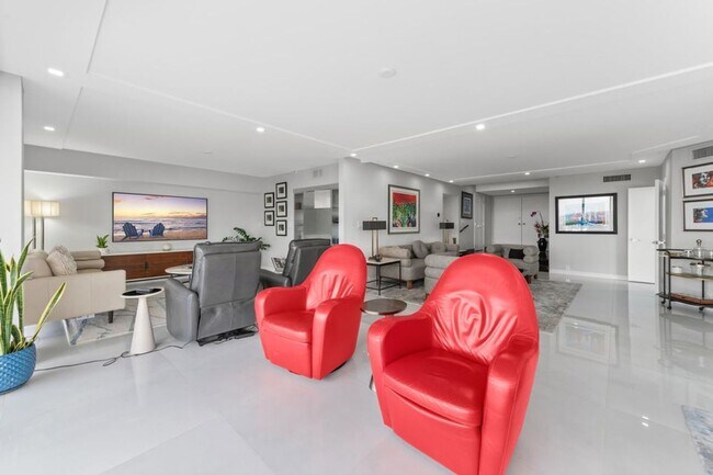 Building Photo - 1900 Consulate Pl