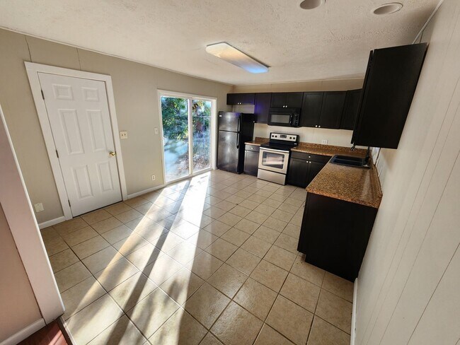 Building Photo - Spacious 3-Bedroom, 1-Bathroom Home AVAILABLE NOW!!