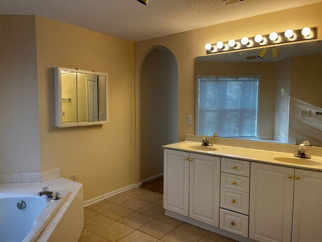 Building Photo - Town home located in Greenville
