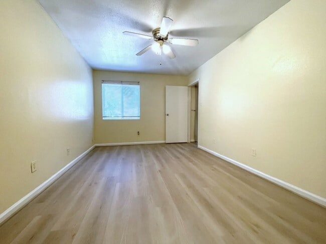 Building Photo - 752 Memorial Mews St