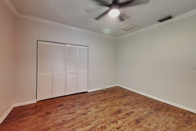 Building Photo - 3801 1/2 W Palmira Ave
