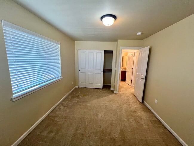 Building Photo - MOVE IN READY: 4bd 2.5ba 2,086 sq ft
