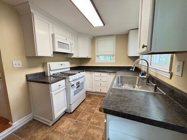 Building Photo - Available 9/1! Newly Renovated in Downtown...