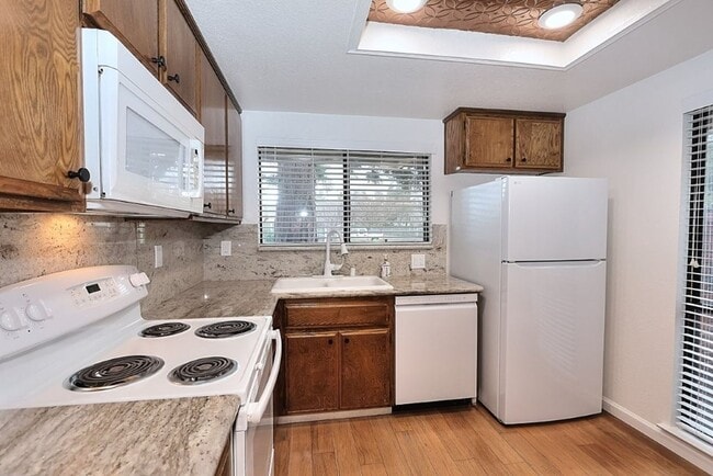 Building Photo - Beautiful corner halfplex available now for rent!