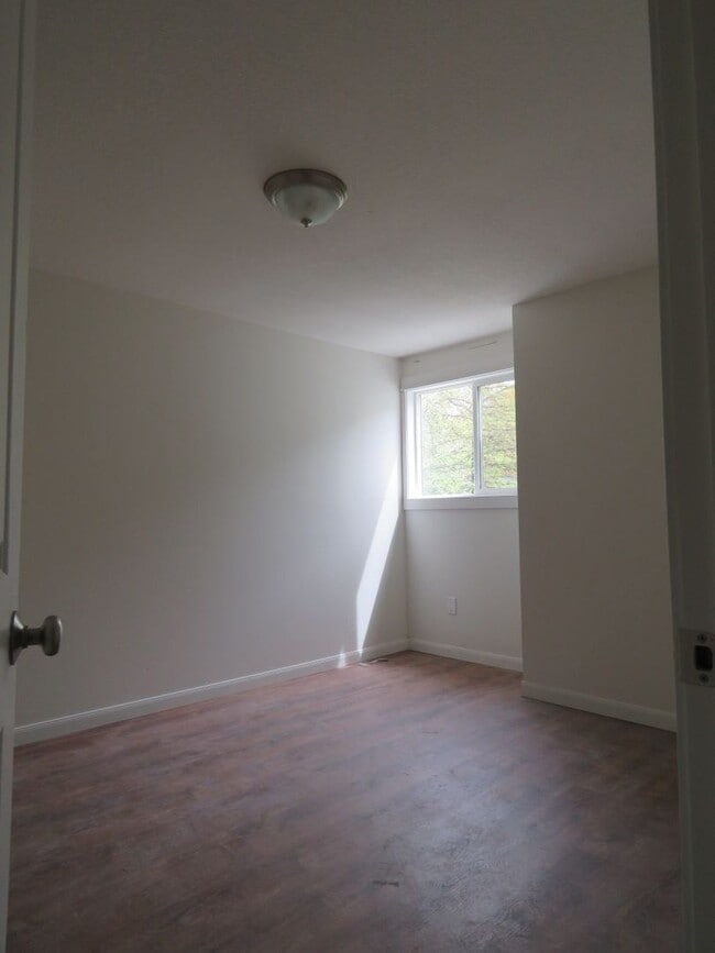 Building Photo - Remodeled Ranch 3 Bedroom 2 Bath with Larg...