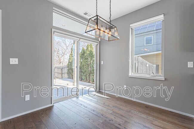 Building Photo - 2729 Charlotte St