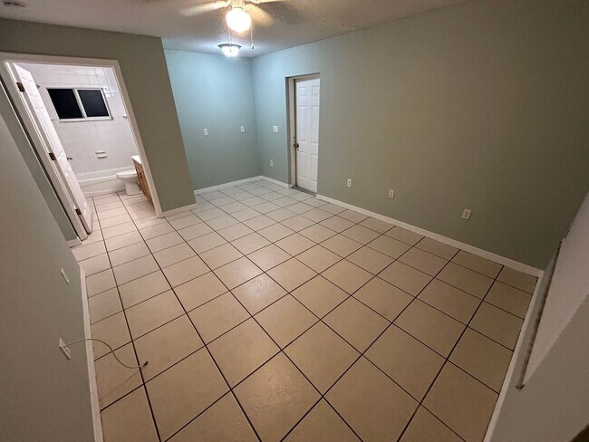 Building Photo - Beautiful Spacious Home with 4 Bedrooms, Y...