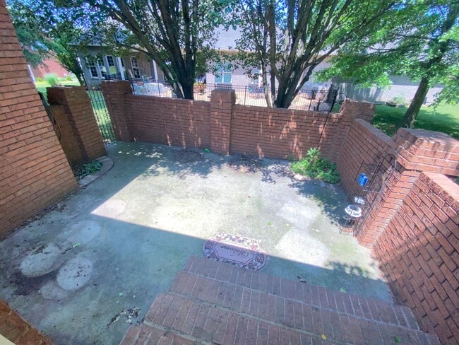 Building Photo - Beautiful home in Fairways subdivision off...