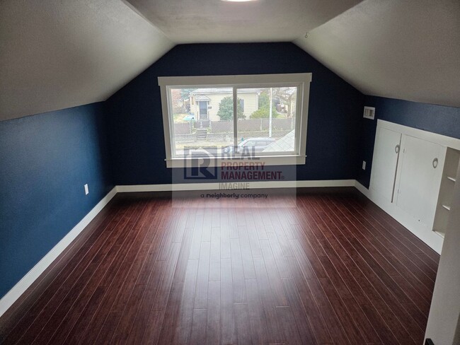 Building Photo - Check out this beautiful 4 bedroom, 2 bath...