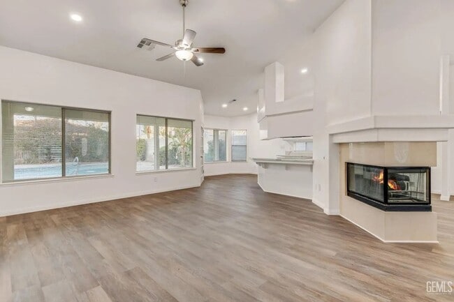 Building Photo - 14004 Las Entradas - Gorgeous NW remodeled...