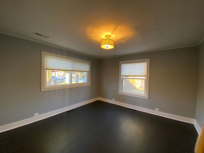 Building Photo - Single level charmer in SE Bend!