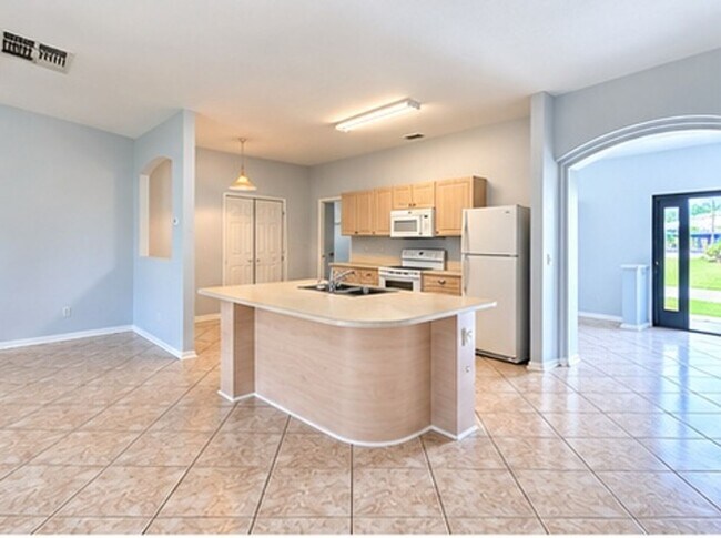 Building Photo - 4610 SW 16th Pl