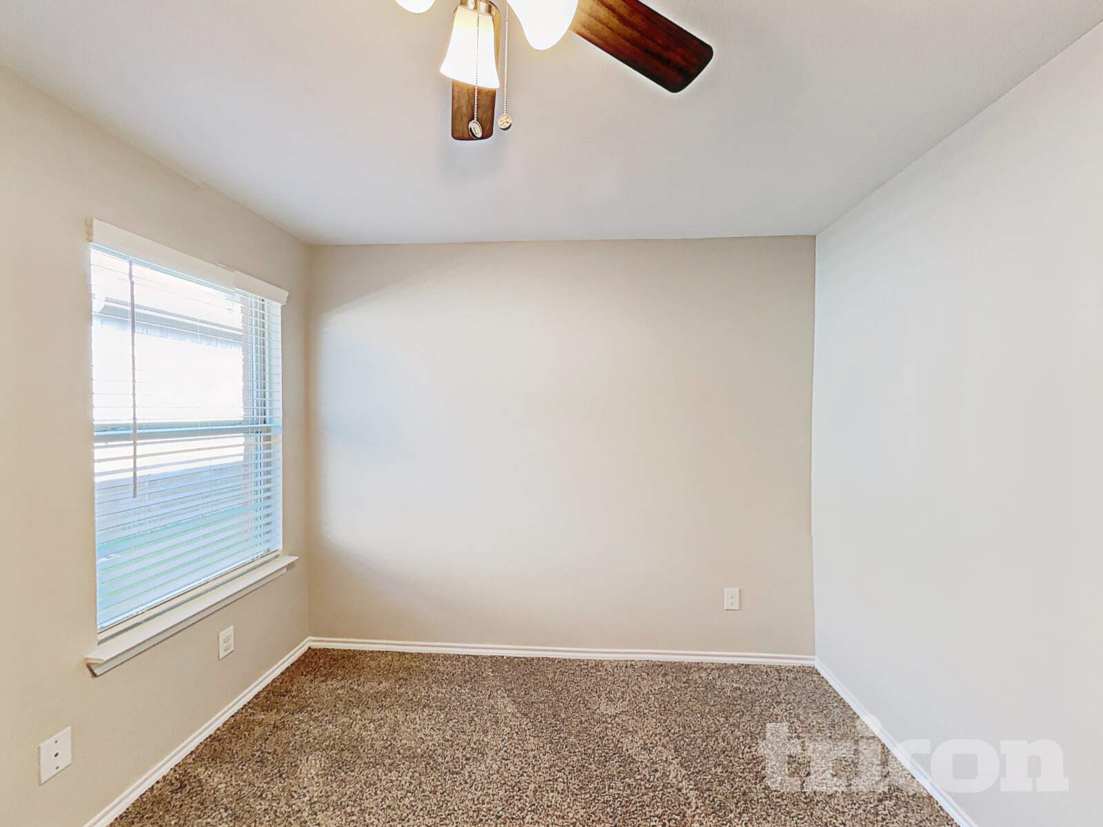 Building Photo - 916 Roland Dr