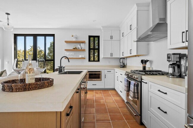 Building Photo - 2701 Bumble Bee Dr