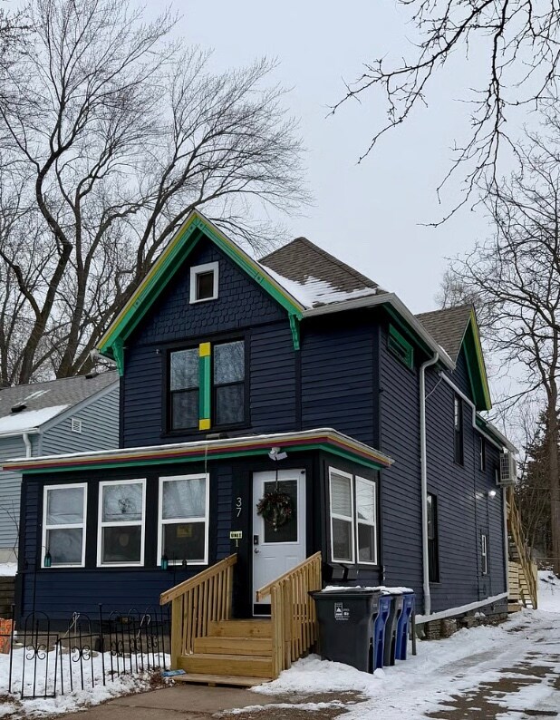 Building Photo - 37 Wyoming St E