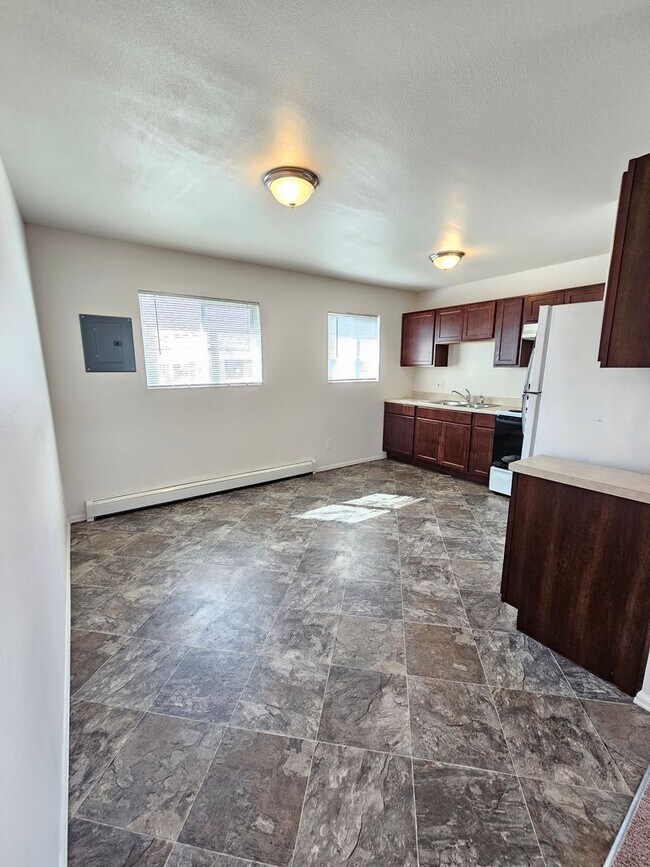 Building Photo - Cute 2 bedroom unit on University Dr.