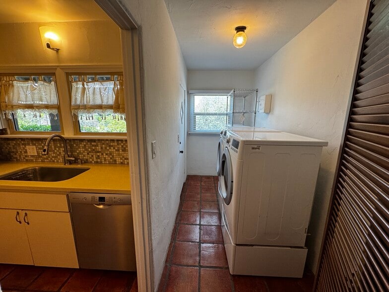 Washer Dryer - 2343 Earl St