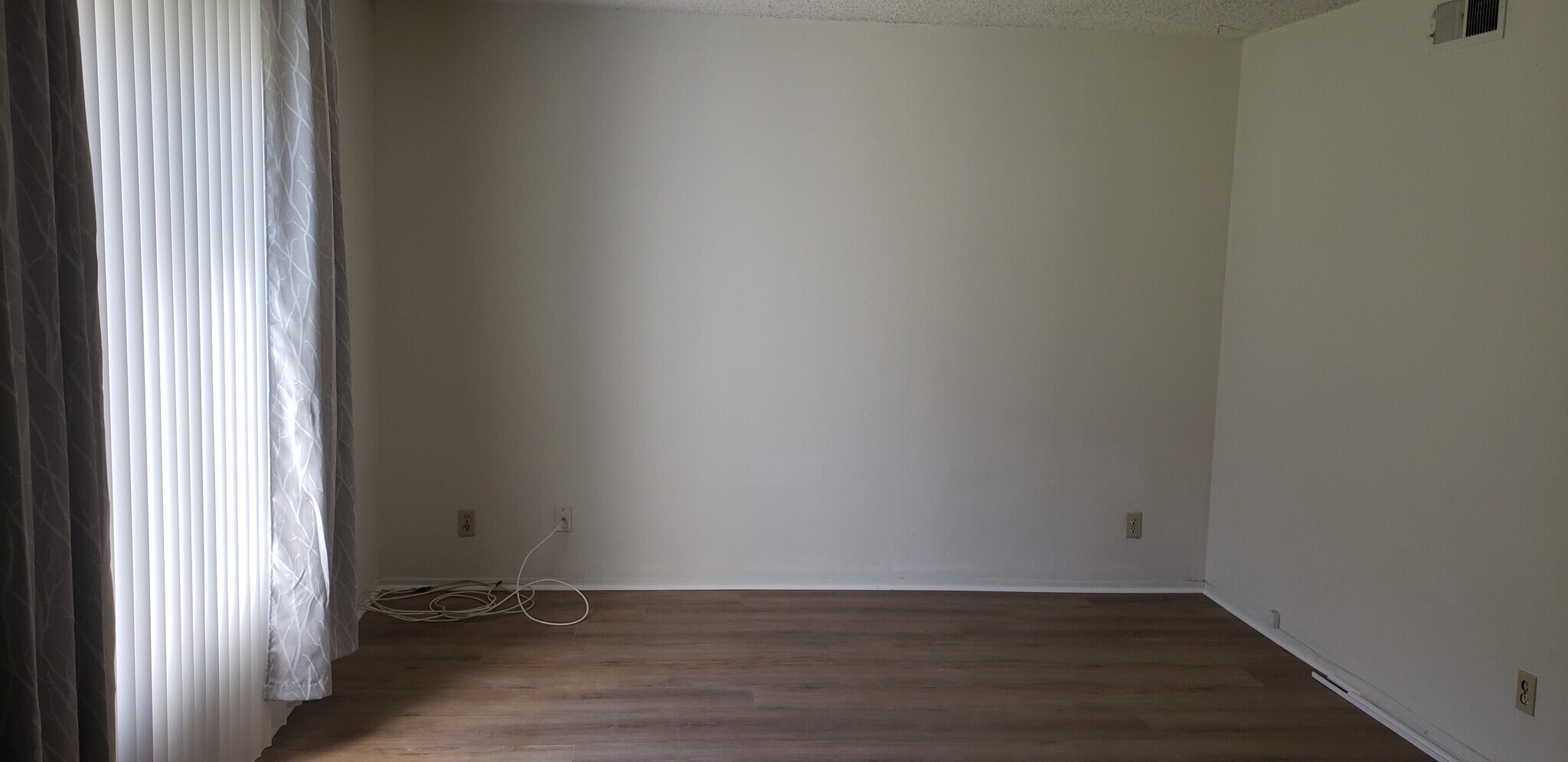 Living room - 725 Windwood Dr