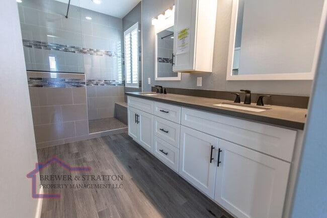 Building Photo - 391 S 163rd Dr - 4BR, 2BA - Sarival/Van Buren