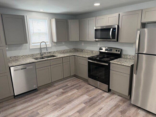 Building Photo - 2-Bedroom, 1 Bath Single Family for Rent in Middletown , OH|  Modern Kitchen