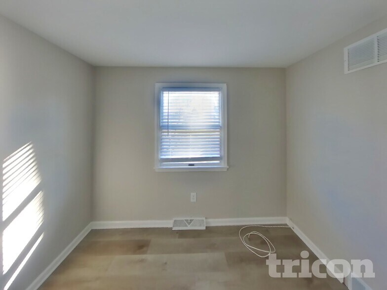 Building Photo - 33 Sioux Rd