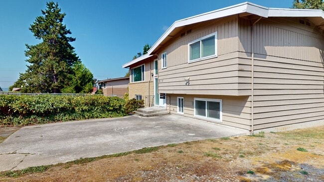 Building Photo - Location, Location, Location! - Four Bedroom house located minutes from Des Moines Waterfront