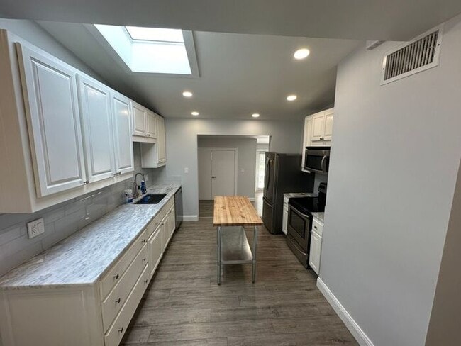 Building Photo - Beautiful 3 bedroom, 2 bath home located i...