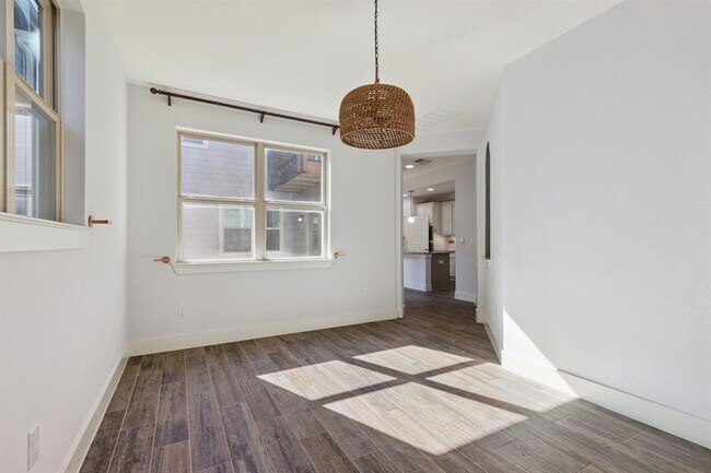 Building Photo - 6000 Baythorne Dr