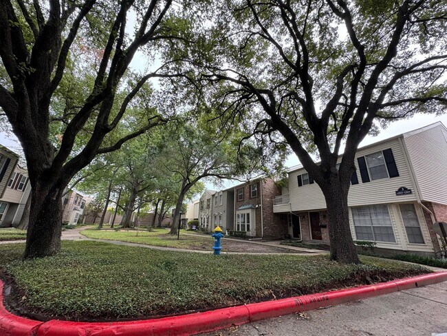 Building Photo - 12925 Trail Hollow Dr