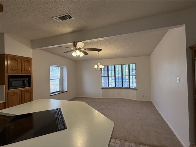 Building Photo - Spacious 4 bedroom, 2 bath home AVAILABLE NOW!