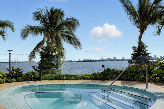 Building Photo - 700 NE 24th St