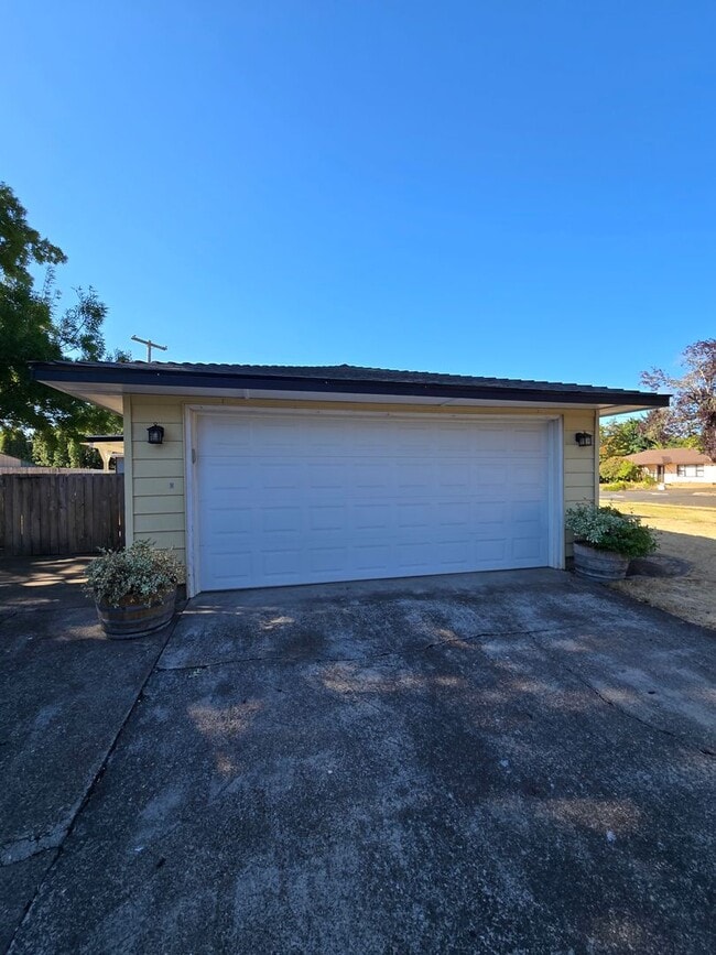 Building Photo - Pet Friendly Single Level 3 Bed 2 Bath Hom...