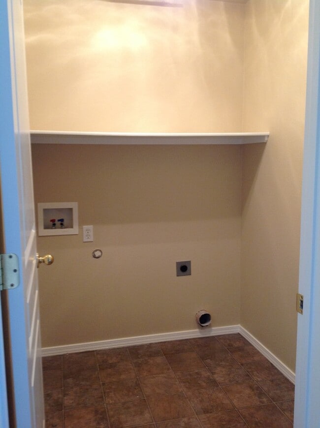 Building Photo - Fabulous location. Nice home with new carpet and paint. Living and family room.