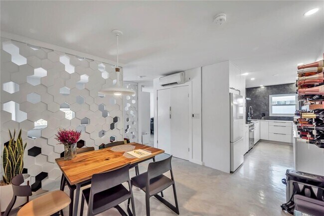 Building Photo - 224 6th Ave N